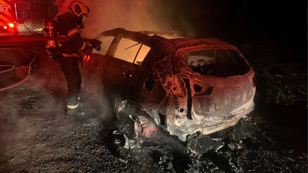 Dupla armada rende motorista, rouba e incendeia carro em Criciúma