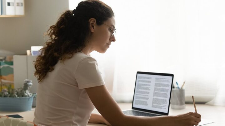 Profissões que envolvem leitura e escrita demandam habilidades essenciais como análise crítica e domínio avançado da linguagem (Imagem: fizkes | Shutterstock)