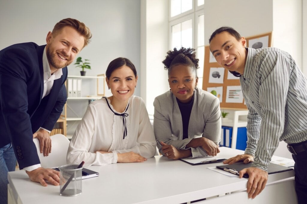 Gestores de RH em grandes corporações podem alcançar salários na faixa de R$ 12 mil a R$ 15 mil reais mensais (Imagem: Studio Romantic | Shutterstock)