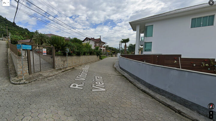 Entrada da rua onde ocorreu o tiroteio (Foto Steet View, Divulgação)