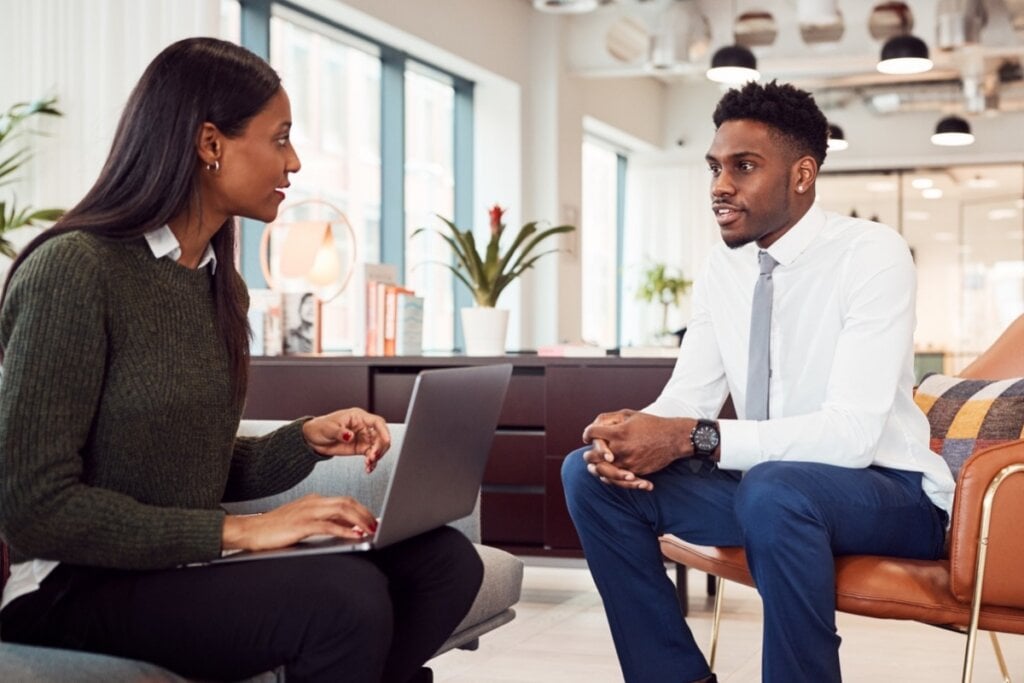 O feedback é importante para evitar a estagnação profissional (Imagem: Monkey Business Images | Shutterstock)