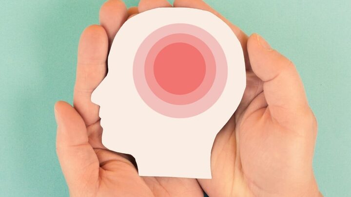 O consumo exagerado de alguns alimentos pode piorar as crises de enxaqueca (Imagem: Berit Kessler | Shutterstock)