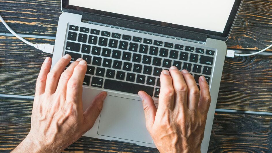 Conteúdo pornográfico infantil foi encontrado armazenado no computador de estudante de medicina em SC.