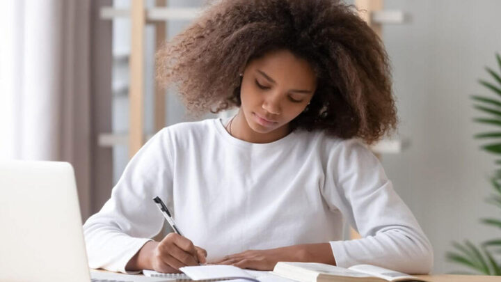 As palavras são organizadas em dez classes gramaticais (Imagem: Fizkes | Shutterstock)