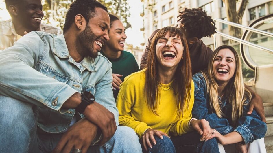 Pessoas felizes cuidam mais de si e isso pode  aumentar a longevidade (Imagem: DavideAngelini | Shutterstock)