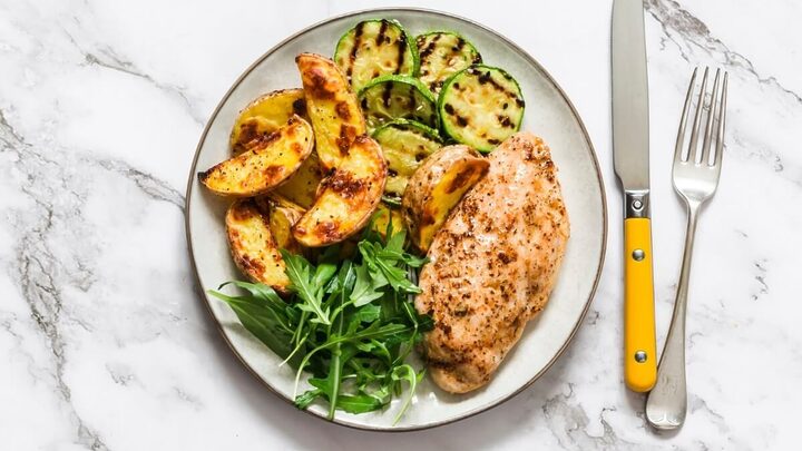 Frango com abobrinha e batata (Imagem: Kiian Oksana  | Shutterstock)