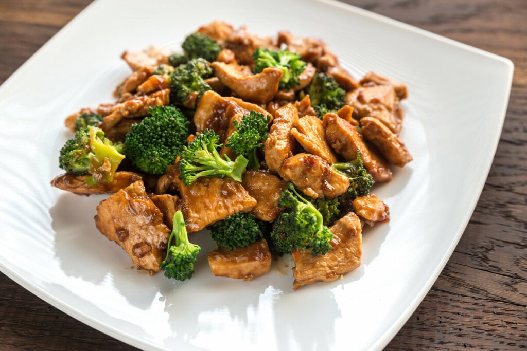 Frango com brócolis (Imagem: Alexander Prokopenko | Shutterstock)