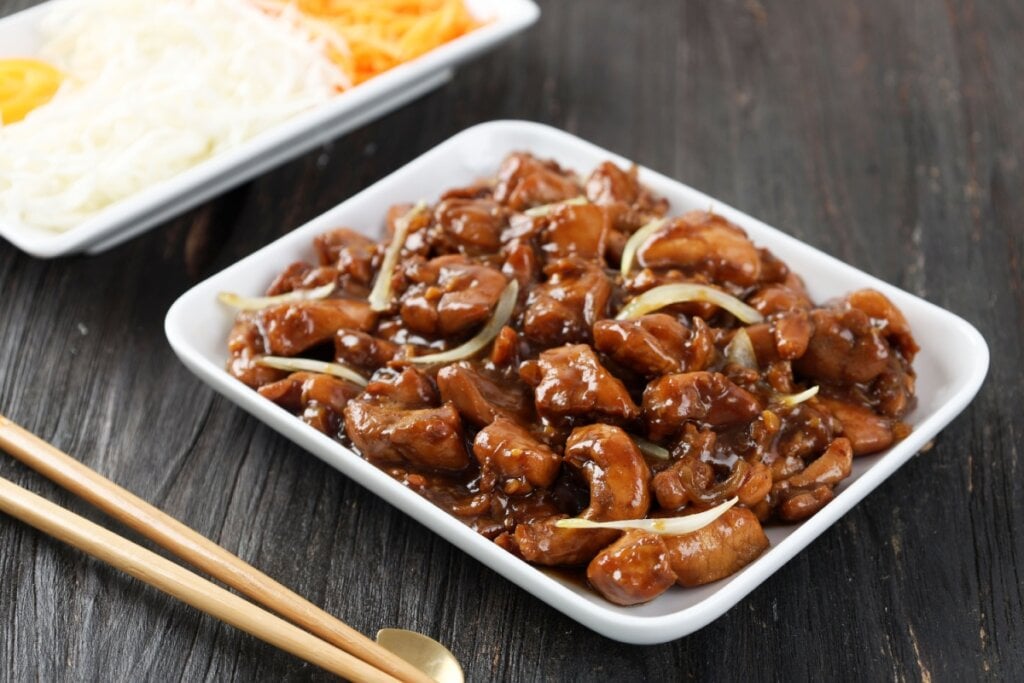 Frango teriyaki ao estilo brasileiro (Imagem: Ika Rahma H | Shutterstock)