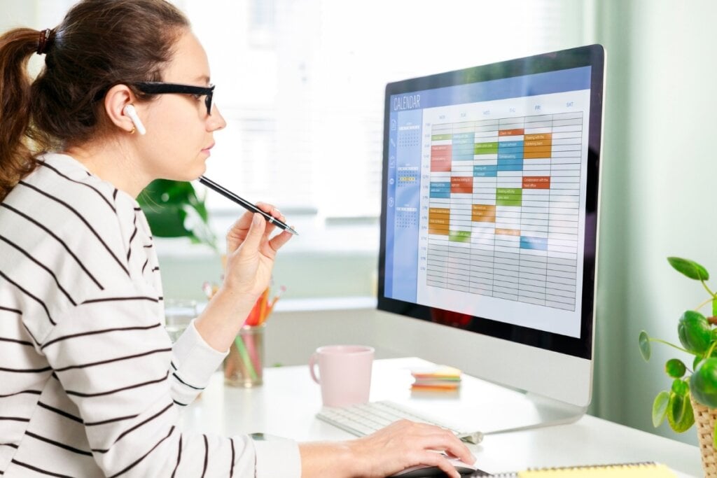 Saber gerenciar o tempo é fundamental durante o estágio e mostra organização (Imagem: Ahmet Misirligul | Shutterstock)