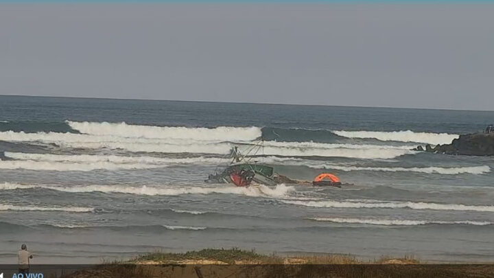 Homem desaparece em naufrágio em SC (Foto Divulgação SurfView)