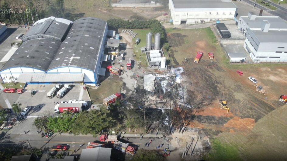 Incêndio em Criciúma deixou indústria de cola destruída.