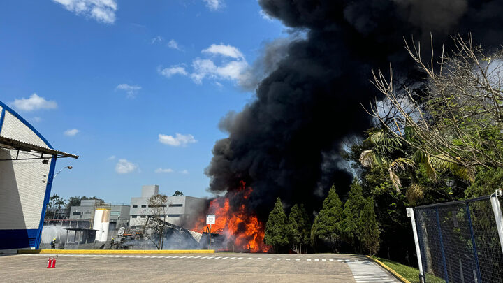 Incêndio de grande proporções atinge indústria de plástico no Sul de SC e mobiliza bombeiros
