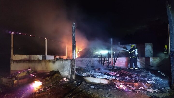 Incêndio em galpão acabou matando animais no Oeste catarinense.