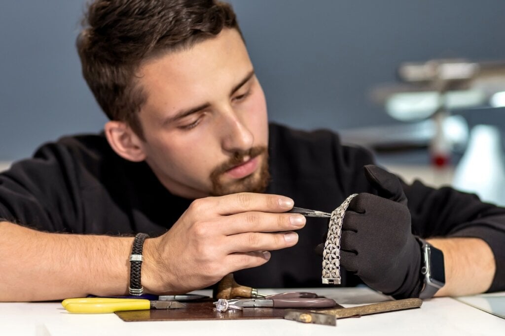A profissão de joalheiro oferece a oportunidade de transformar matérias-primas valiosas em peças de arte (Imagem: Tina_photo | Shutterstock)