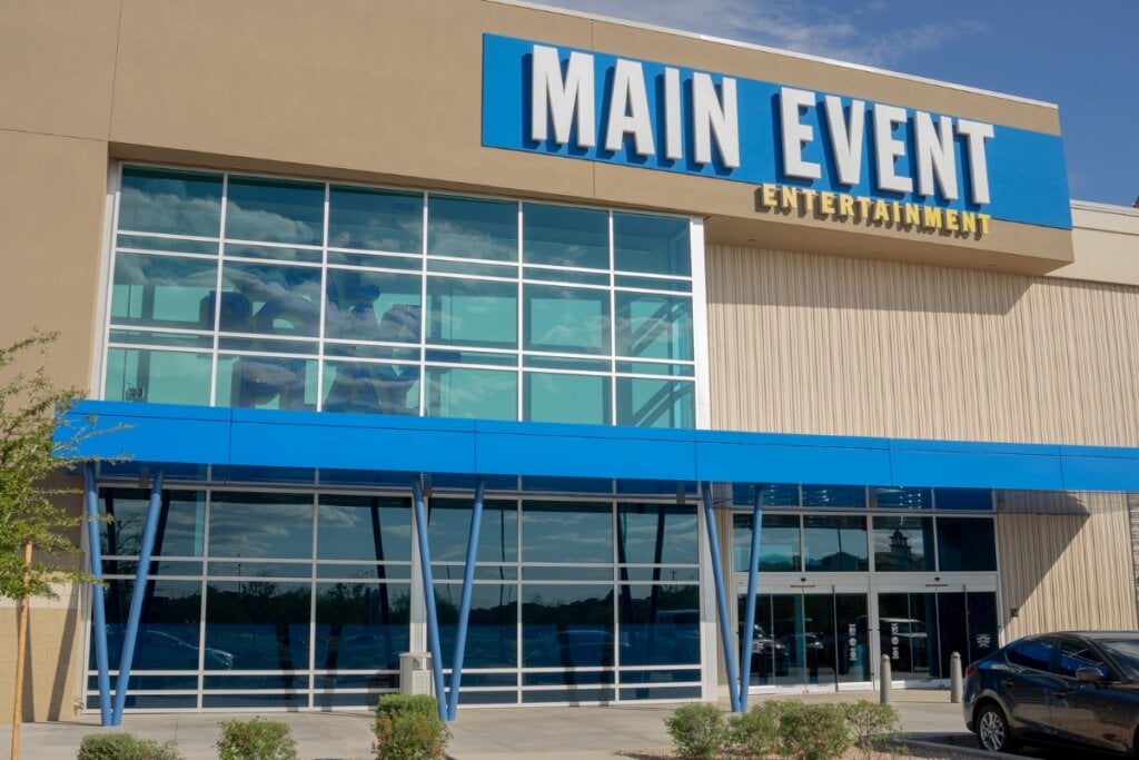 O Main Event Entertainment oferece o que há de melhor em diversão e tem mais de 100 videogames interativos (Imagem:: BCFC | Shutterstock)