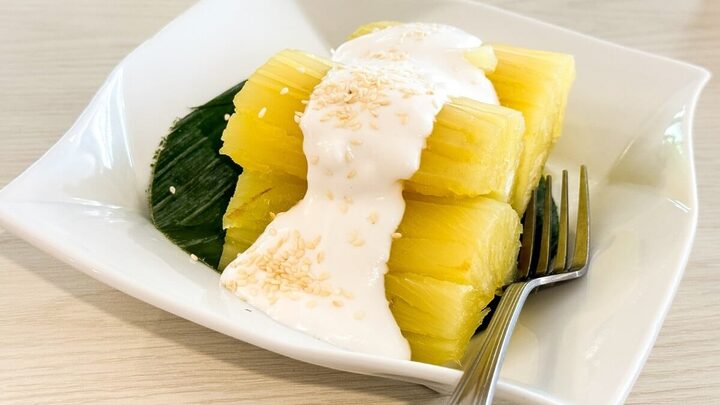Mandioca cozida com molho branco (Imagem: Livia Harijanto | Shutterstock)