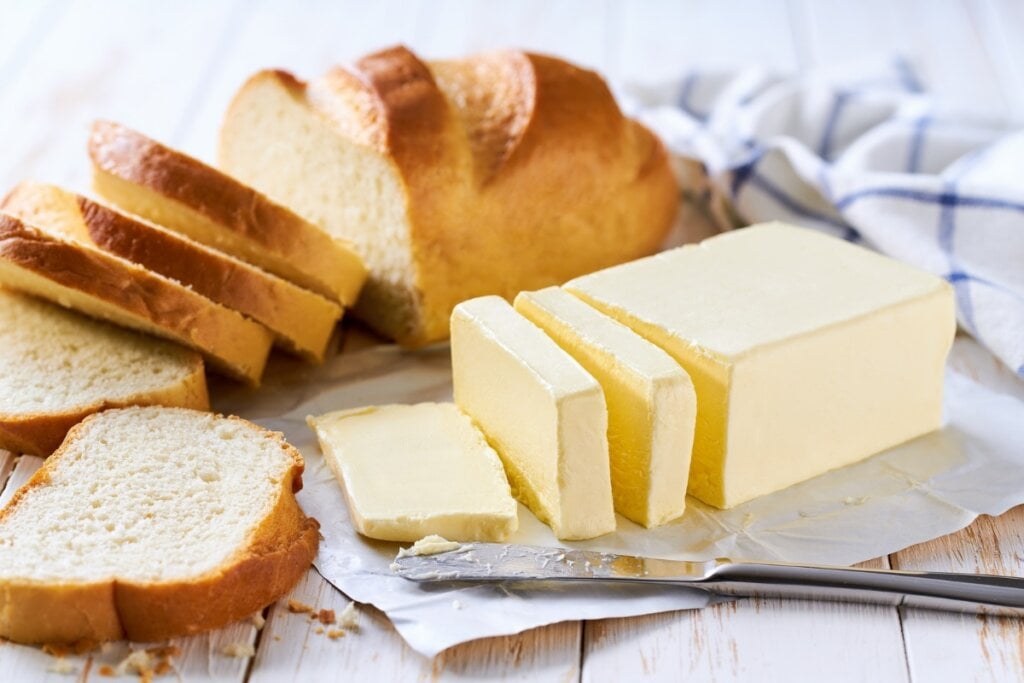 É importante cuidado ao consumir laticínios com alto teor de gordura (Imagem: itor | Shutterstock)