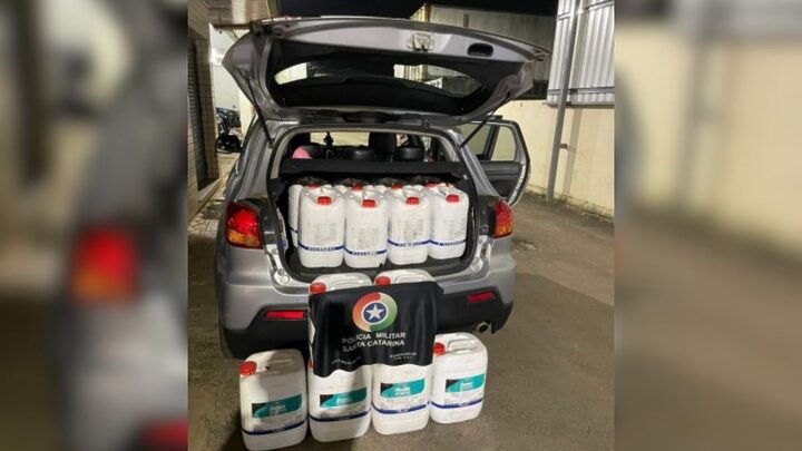 Defensivos agrícolas ilegais foram encontados em carro apreendido em SC.
