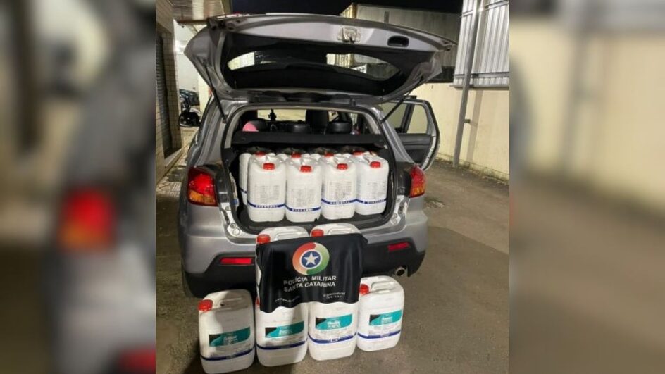 Defensivos agrícolas ilegais foram encontados em carro apreendido em SC.