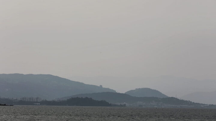 Nevoeiros marítimos afetam Florianópolis e o dia amanhecerá com sol entre nuvens nesta quarta-feira