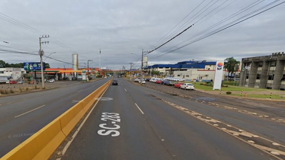 Avenida Atílio Fontana está em obras e trânsito de Chapecó é parcialmente paralisado.