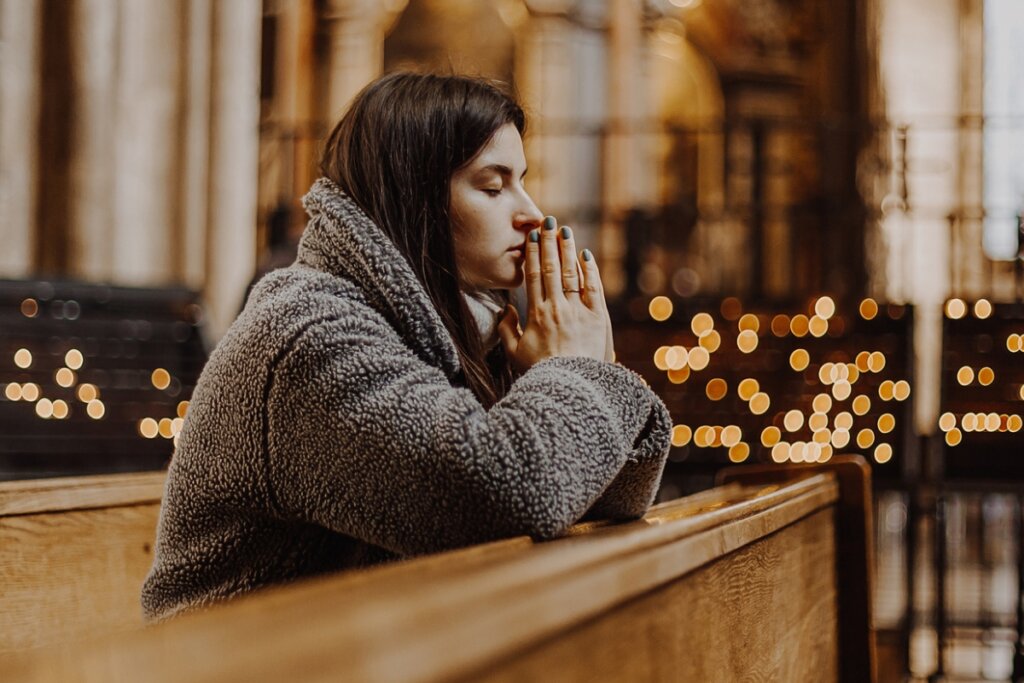 Orações à Nossa Senhora das Dores clamam por alívio das aflições (Imagem: Anna Nass | Shutterstock)