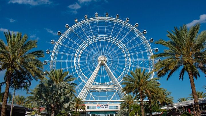 Orlando pode ser o destino ideal para os turistas economizarem e agregarem ainda mais valor às suas férias (Imagem: VIAVAL TOURS | Shutterstock)