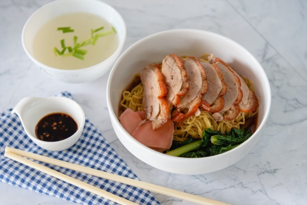 Pato assado com macarrão e vegetais (Imagem: Pasakorn Hansetagan | Shutterstock)