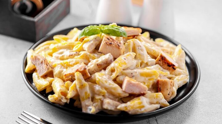 Penne cremoso com frango (Imagem: MOUTASEM PHOTOGRAPHY | Shutterstock)