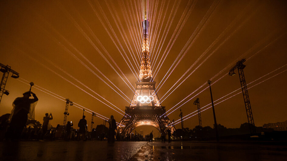 Permanência dos anéis olímpicos na Torre Eiffel gera polêmica em Paris (2)