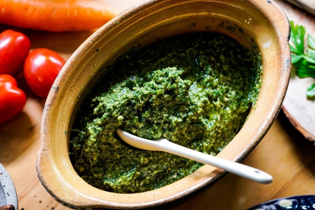 Pesto de ramas de cenoura (Imagem: Johannes Ziegler Photo | Shutterstock)