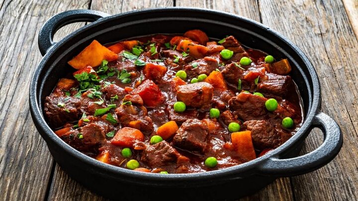 Picadinho de carne com cenoura e ervilha (Imagem: Jacek Chabraszewski | Shutterstock)