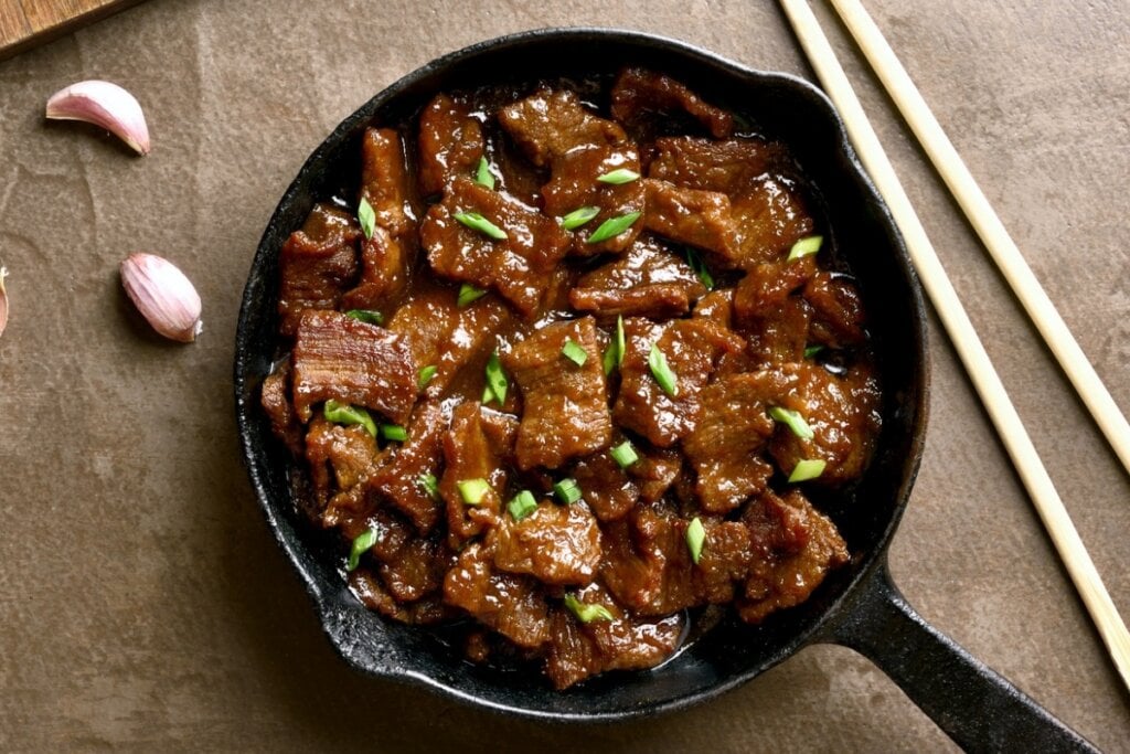 Picadinho de carne com vinho tinto (Imagem: Tatiana Volgutova | Shutterstock)