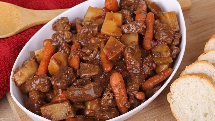 Picadinho de coxão duro com batata e cenoura (Imagem: Charles Brutlag | Shutterstock)