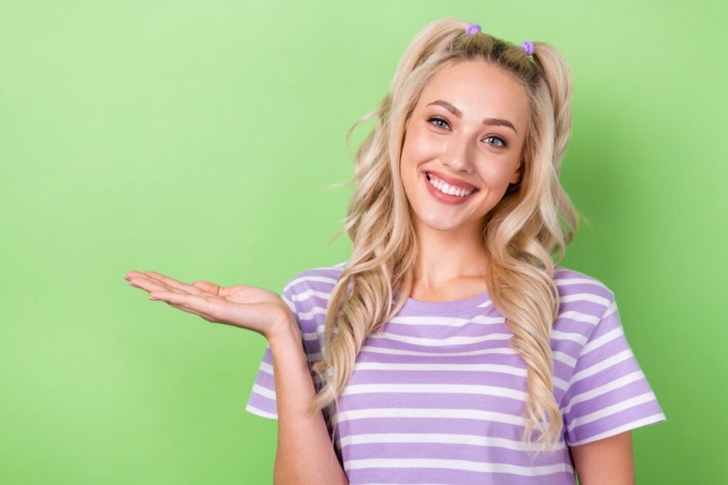 Dê personalidade ao rabo de cavalo modelando os fios com babyliss (Imagem: Roman Samborskyi | Shutterstock)