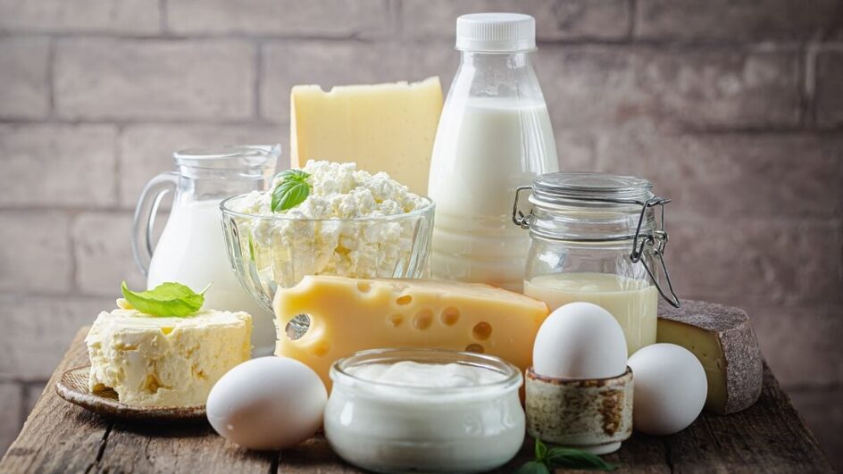 Manter uma alimentação equilibrada é essencial para a saúde feminina em todas as fases da vida (Imagem: Goskova Tatiana | Shutterstock)