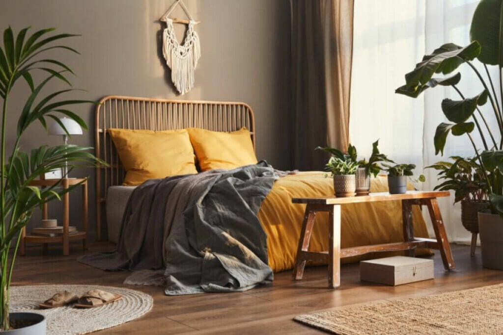 As plantas promovem uma atmosfera de vida renovada na decoração do quarto (Imagem: Followtheflow | Shutterstock)
