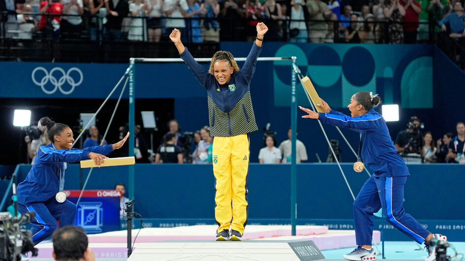 Rebeca Andrade sendo reverenciadas por Simone Biles e Jordan Chiles (Foto: Jack Gruber-USA TODAY Sports)
