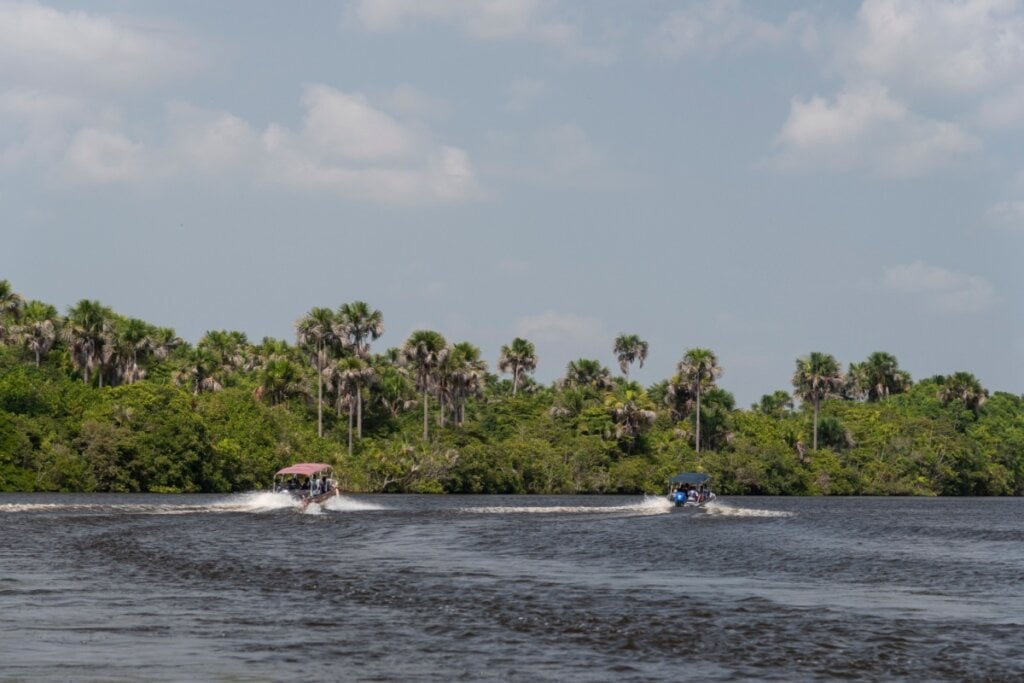 O passeio de barco pelo Rio Preguiças revela comunidades tradicionais, pontos turísticos e rica fauna e flora (Imagem: Cavan-Images | Shutterstock)