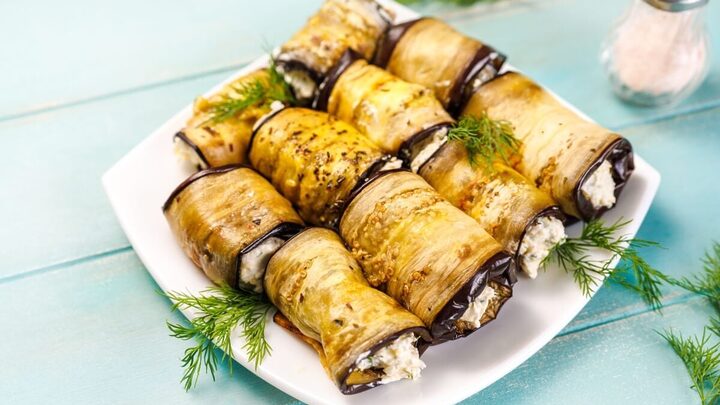 Rolinhos de berinjela recheados com tofu (Imagem: Tanya Sid | Shutterstock)