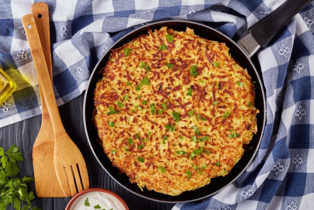 Rosti de mandioca recheado com camarão (Imagem: from my point of view | Shutterstock)