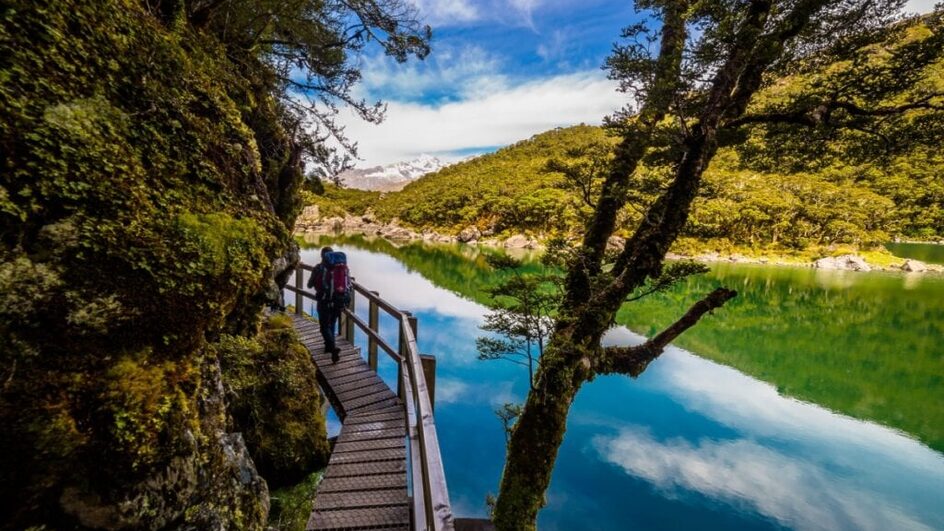 Com o clima mais ameno, é possível explorar a trilha Routeburn Track em Queenstown (Imagem: Evgeny Gorodetsky | Shutterstock)