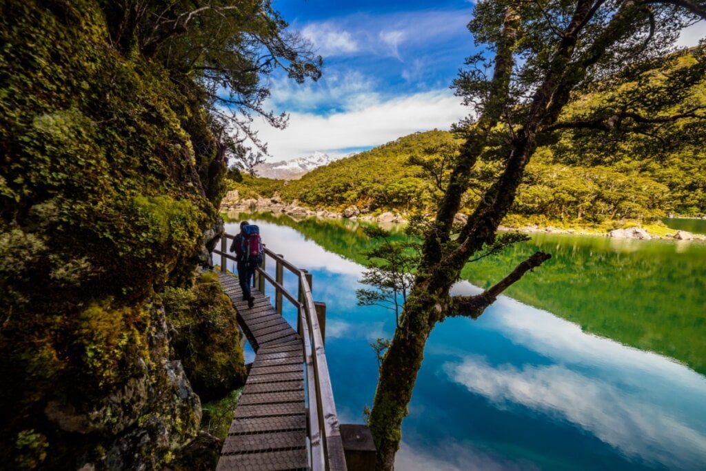 Com o clima mais ameno, é possível explorar a trilha Routeburn Track em Queenstown (Imagem: Evgeny Gorodetsky | Shutterstock)