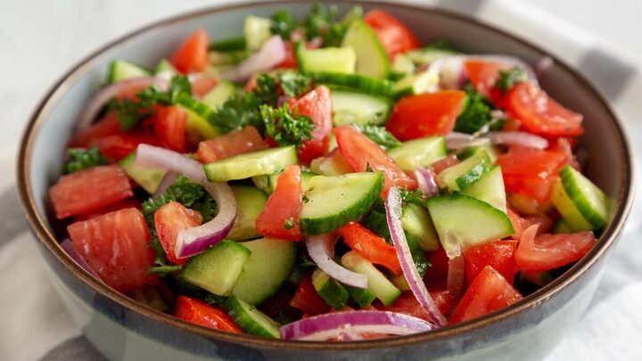 Salada de pepino com tomate e melancia (Imagem: Liudmyla Chuhunova | Shutterstock)