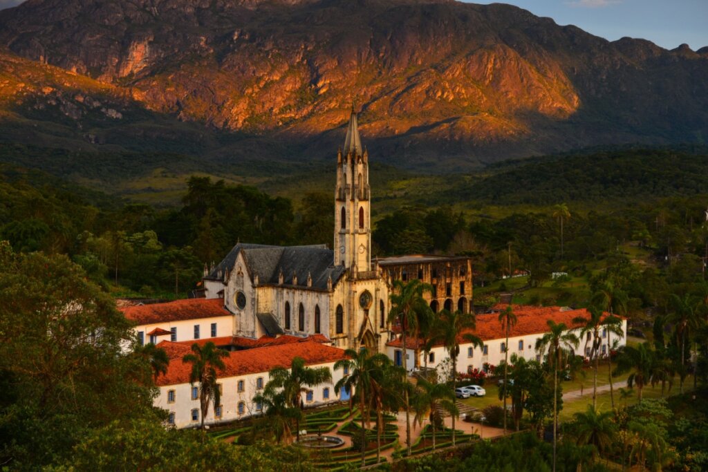 Em meio a Serra, está o Santuário do Caraça, que encantou Dom Pedro II (Imagem: Pedro Carrilho | Shutterstock)