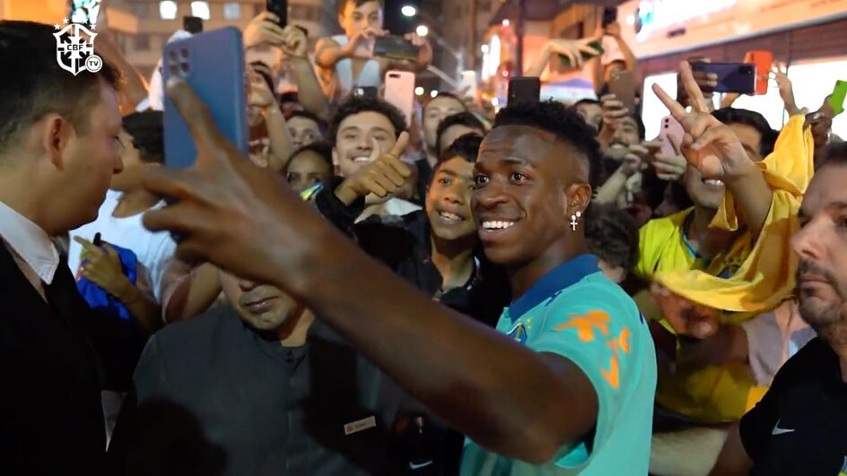 Vinicius Júnior é um dos jogadores mais assediados da Seleção Brasileira em Curitiba (Foto: reprodução, CBF TV)