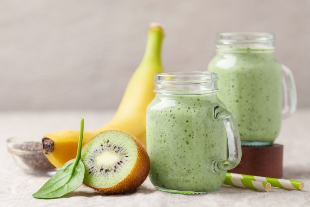 Shake de banana, kiwi, espinafre e chia (Imagem: NatalyaBond | Shutterstock)