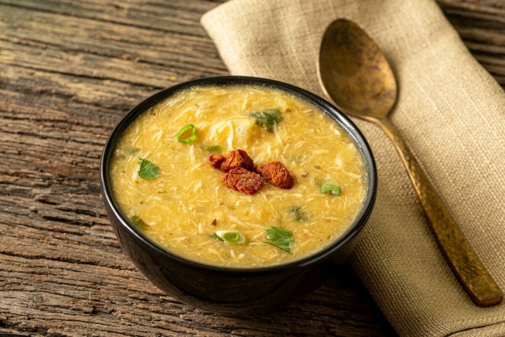 Sopa de mandioquinha com frango desfiado (Imagem: Antonova Ganna | Shutterstock)