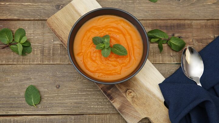 Sopa fria de cenoura  (Imagem: Irina Tarzian | Shutterstock)