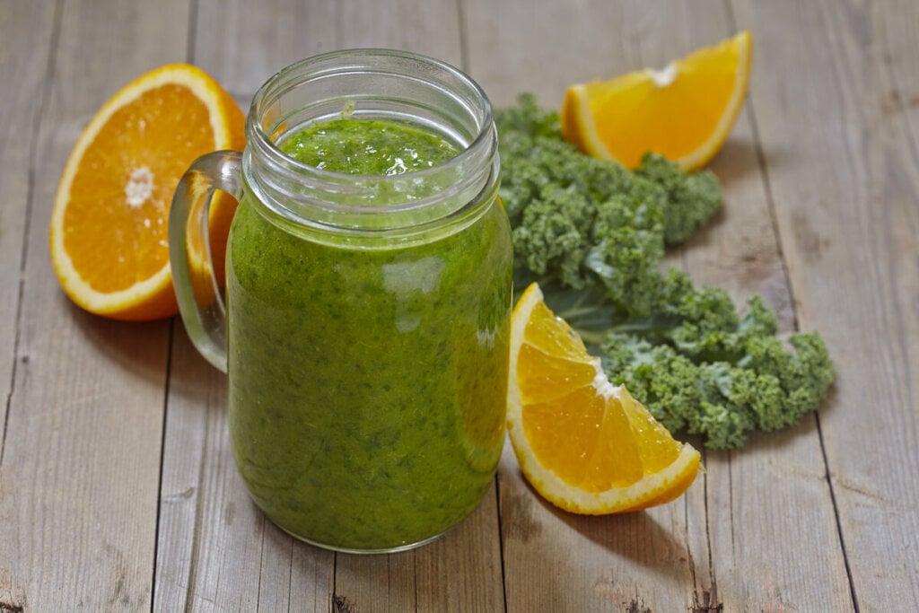 Suco de laranja com alface e limão (Imagem: Elena Shashkina | Shutterstock)